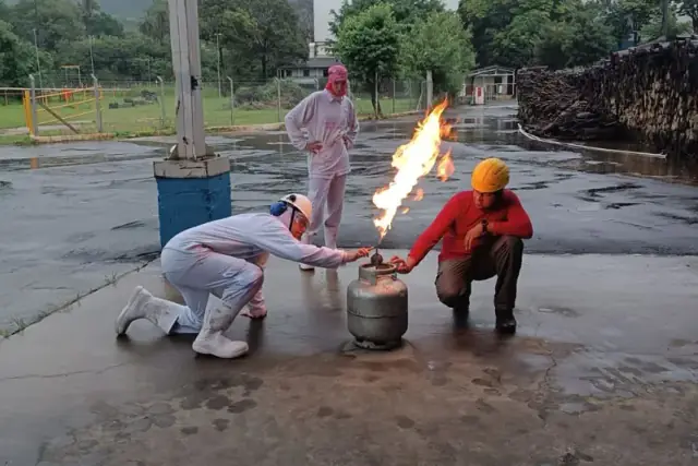 Brigadistas praticando combate a princípio de incêndio com fogo real durante treinamento