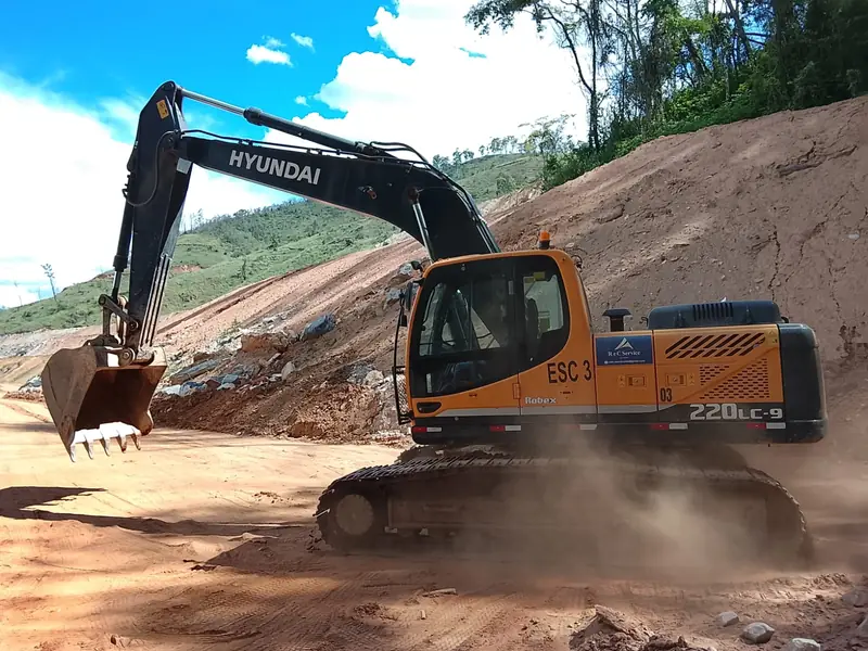 Escavadeira em operação durante avaliação de vibração de corpo inteiro (VCI) do operador