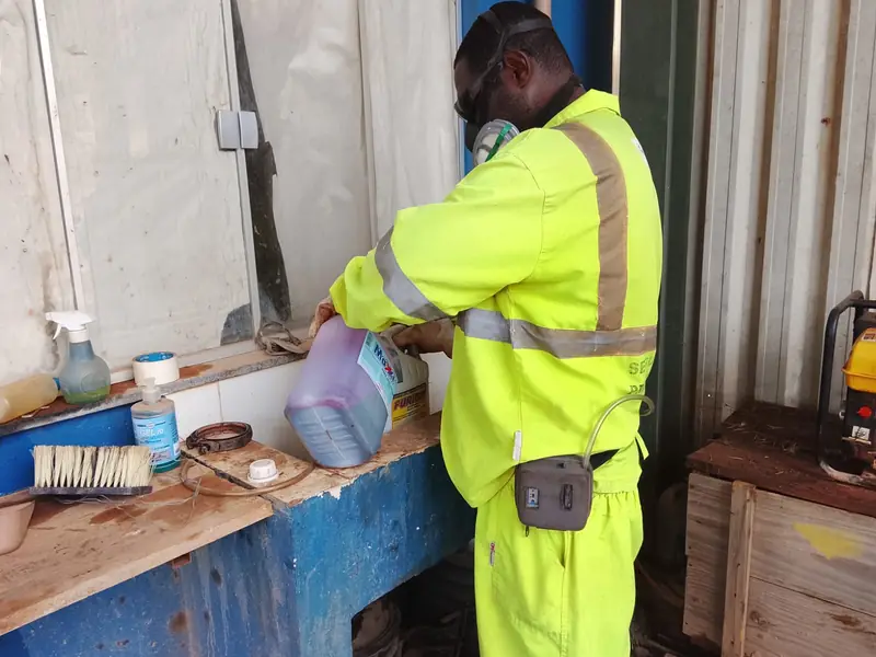 Amostragem de agentes químicos durante o preparo de produto de limpeza, com bomba de amostragem na cintura