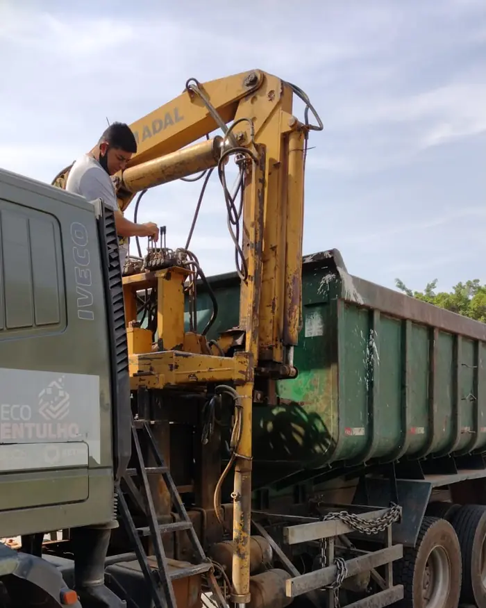 Treinamento de operação de caminhão munck em pátio de empresa