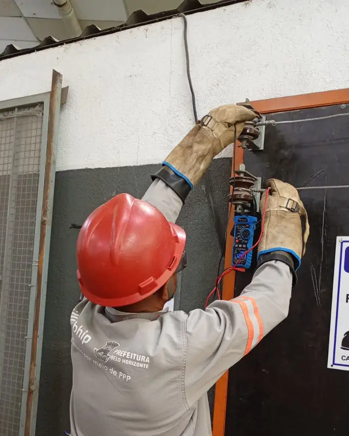 Treinamento de NR-10 com prática de segurança em instalações elétricas