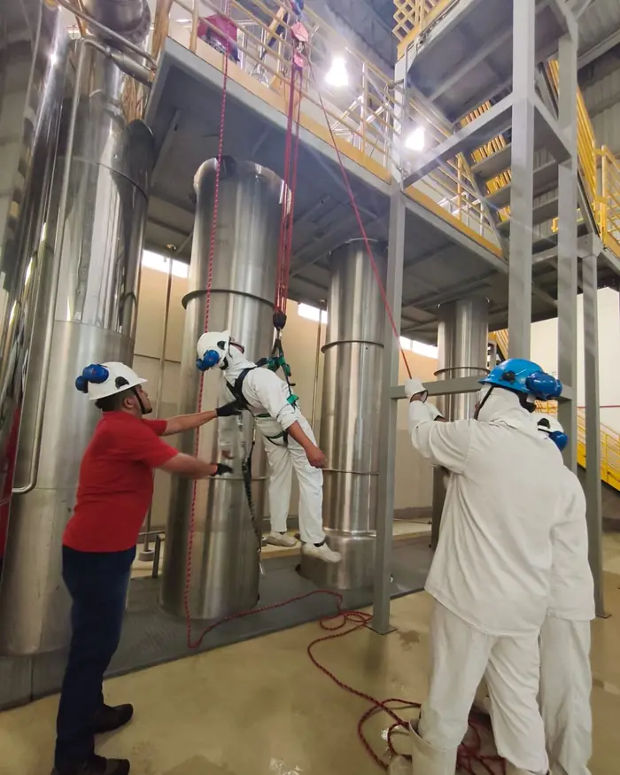 Treinamento prático de NR-33 com simulação de entrada em espaço confinado