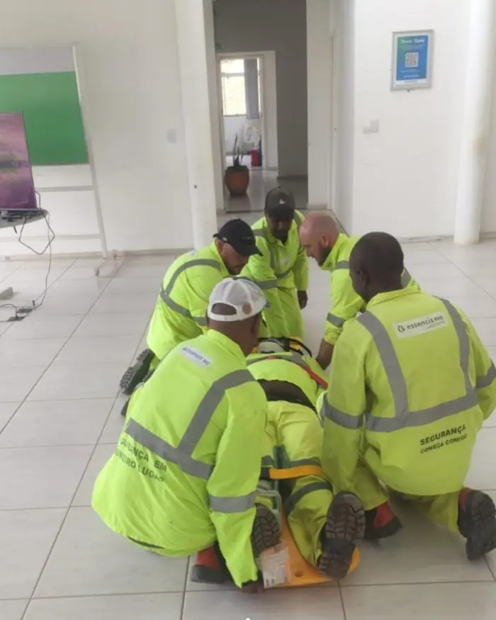 Prática de primeiros socorros durante treinamento de brigada de emergência