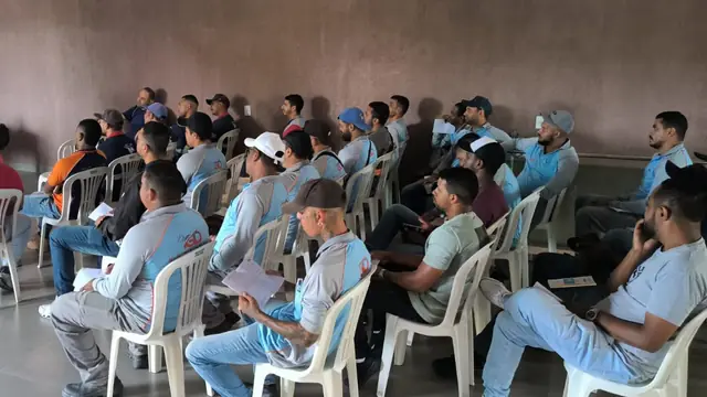 Colaboradores reunidos em auditório durante palestra de SIPAT