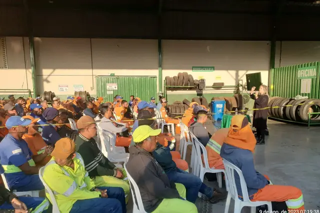 Palestra de segurança do trabalho para trabalhadores de operação em galpão de empresa em Betim (MG)